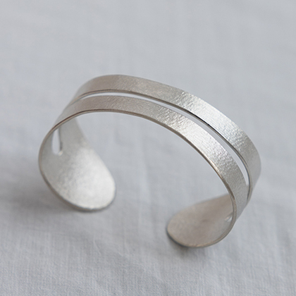 錫のゆらぎバングル｜Bijoux Kei - 買いもの | 石見銀山 群言堂 公式 