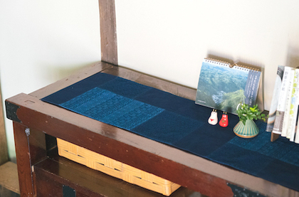 藍接ぎテーブルランナー【刺子】 - 買いもの | 石見銀山 群言堂 公式 