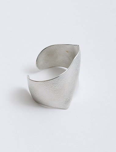 TIN曲バングル(Ba-33)|Bijoux Kei - 買いもの | 石見銀山 群言堂 TIN曲バングル(Ba-33)|Bijoux Kei - 買いもの | 石見銀山 群言堂