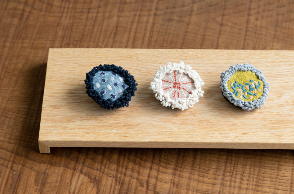 和菓子刺繍ブローチ 根々 商品一覧 石見銀山 群言堂オンラインストア 公式サイト