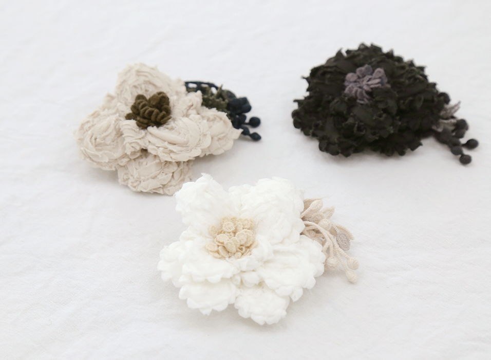 花刺繍コサージュ 根々 買いもの 石見銀山 群言堂 公式サイト オンラインストア
