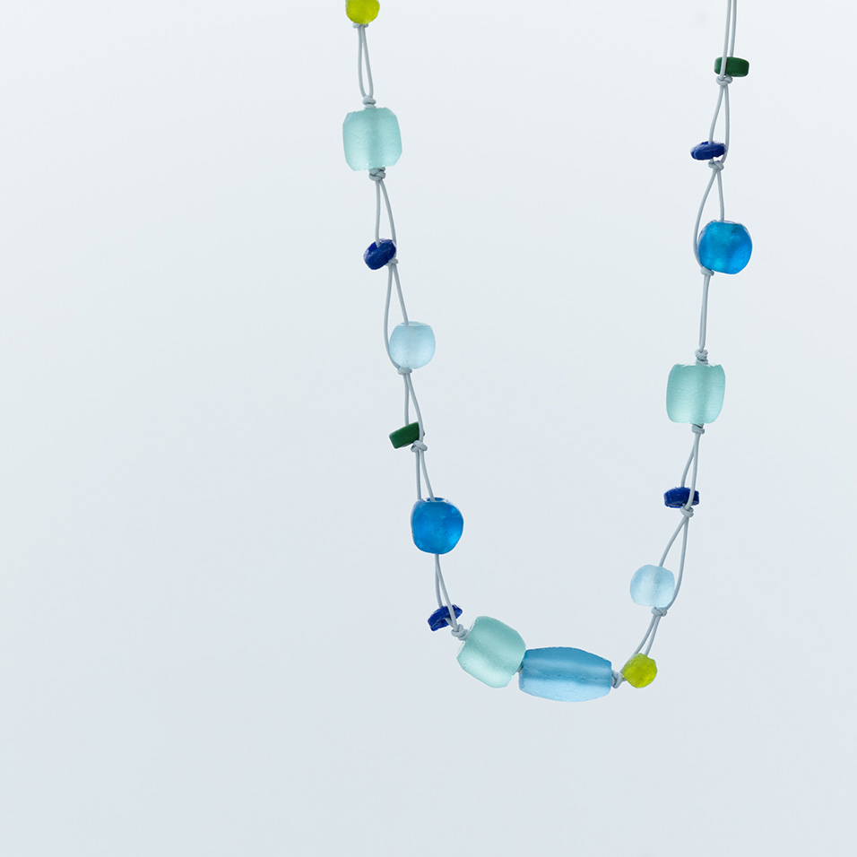 レトロガラスネックレス ブルー 登美 買いもの 石見銀山 群言堂 公式サイト オンラインストア