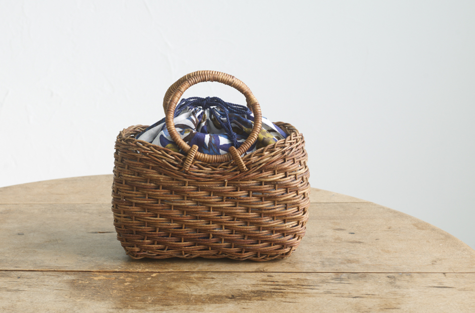 あけび蔓かごバッグ 妻胴張リング手 巾着付き 商品一覧 石見銀山 群言堂オンラインストア 公式サイト