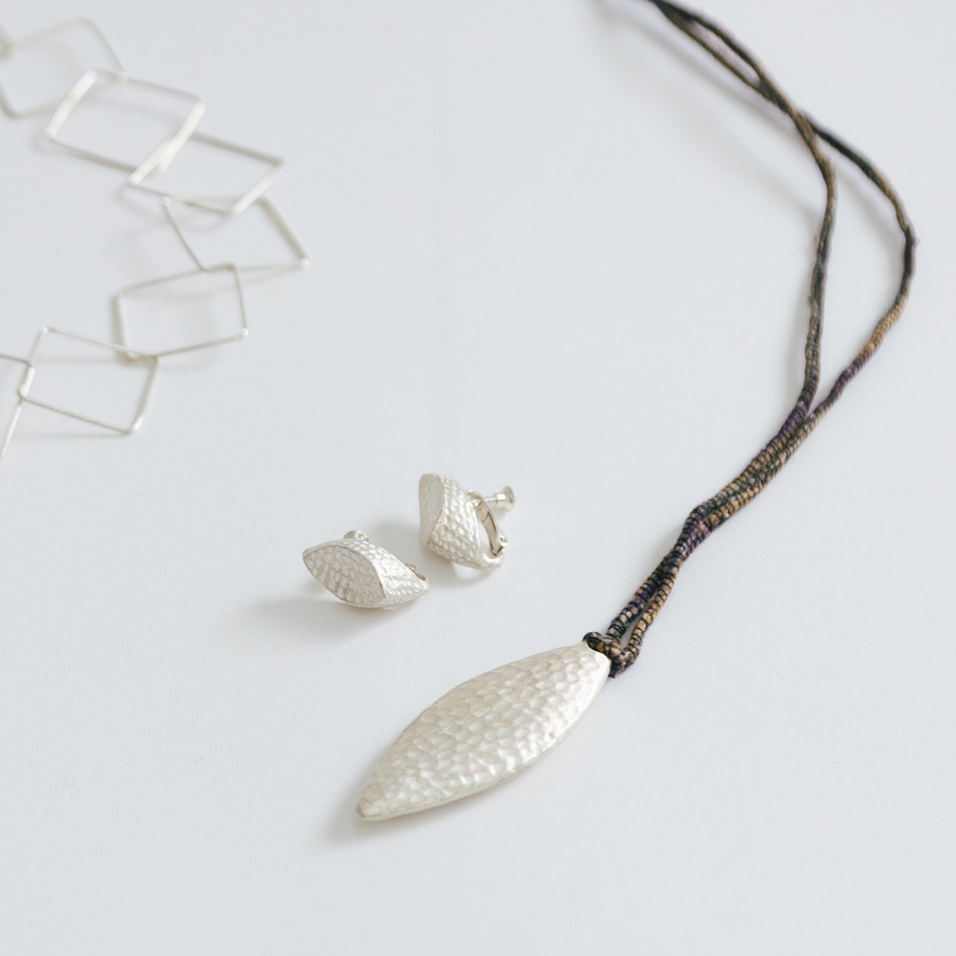 絹糸と銀の首飾り（楕円）｜STUDIO COMPLEX - 買いもの | 石見銀山 群 