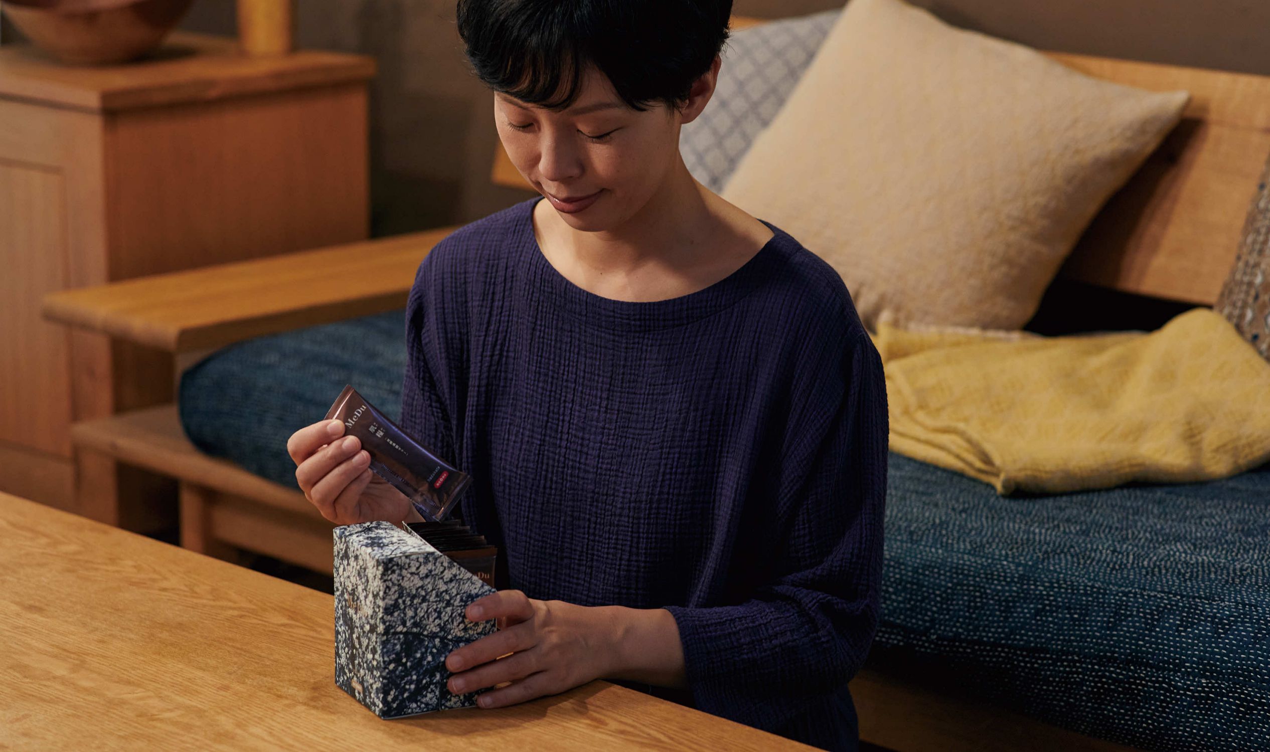 石見銀山 群言堂 麻キャンバスサロペット 春紫苑 アイボリー おりおり帖｜2023 春の暮らしカタログ | 石見銀山 群言堂 公式