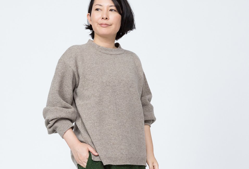 とろんと心地いい、カワラケツメイ柄のトップス｜根々 | 石見